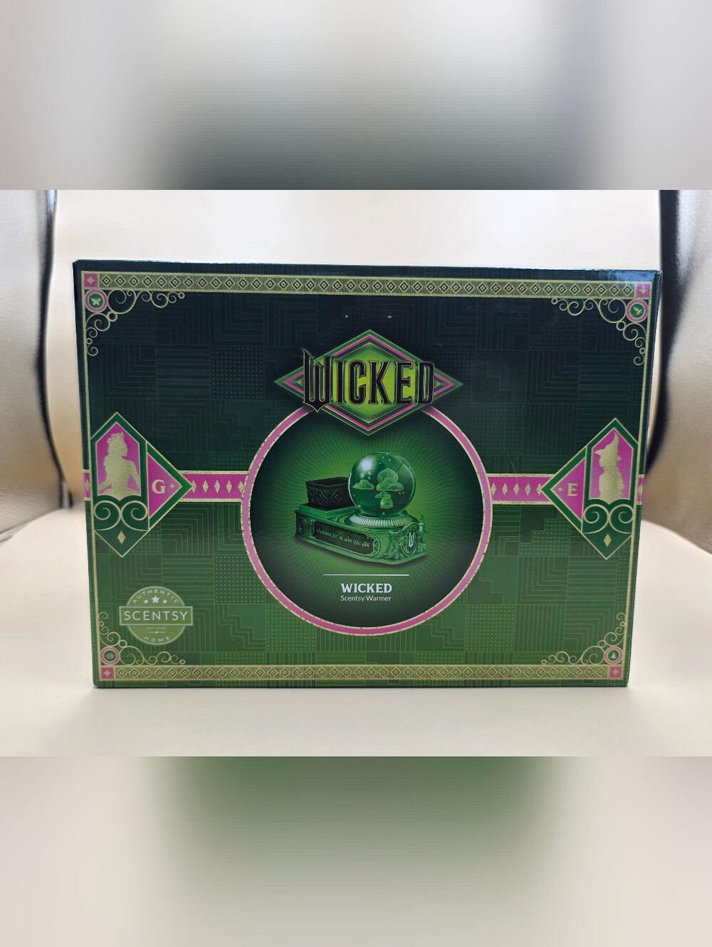 Scentsy Wicked Wax Warmer with Emerald City Wax Bars - NEW IN BOX